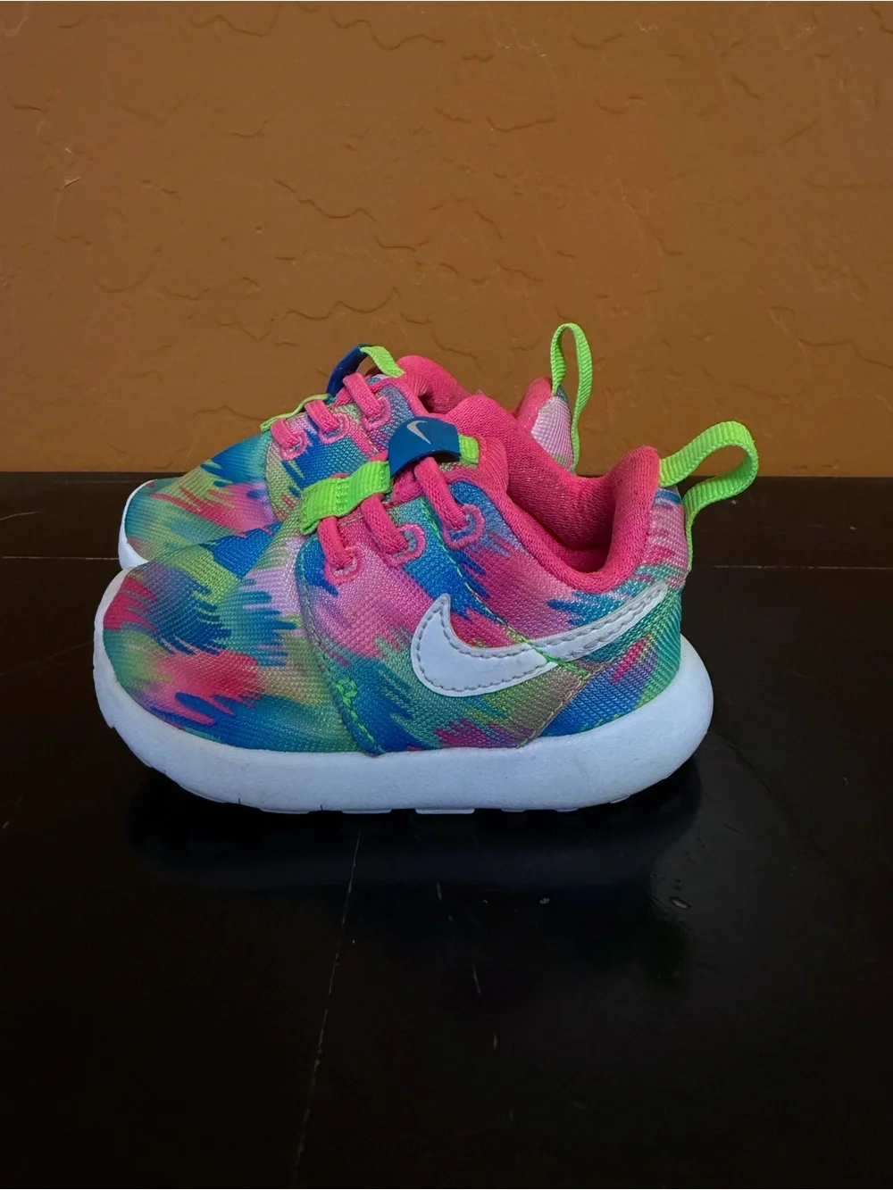 Infant Nike Roshe One Print in Pink Blast